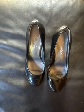 Kenneth Cole Black Patent Round-Toe Pumps